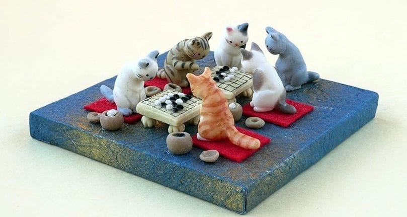 игрушечные котики играют в Го