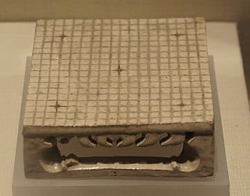 
                  Модель доски для игры в го 19×19 из гробницы династии Суй (581-618 гг. н.э.)